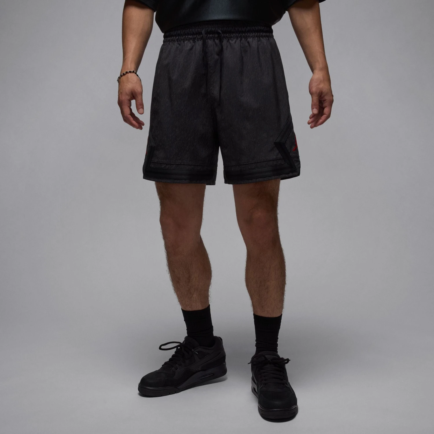 Jordan "Woven Diamond Shorts" M- Off Noir/ Gym Red 1 Jordan "Woven Diamond Shorts" M- Off Noir/ Gym Red