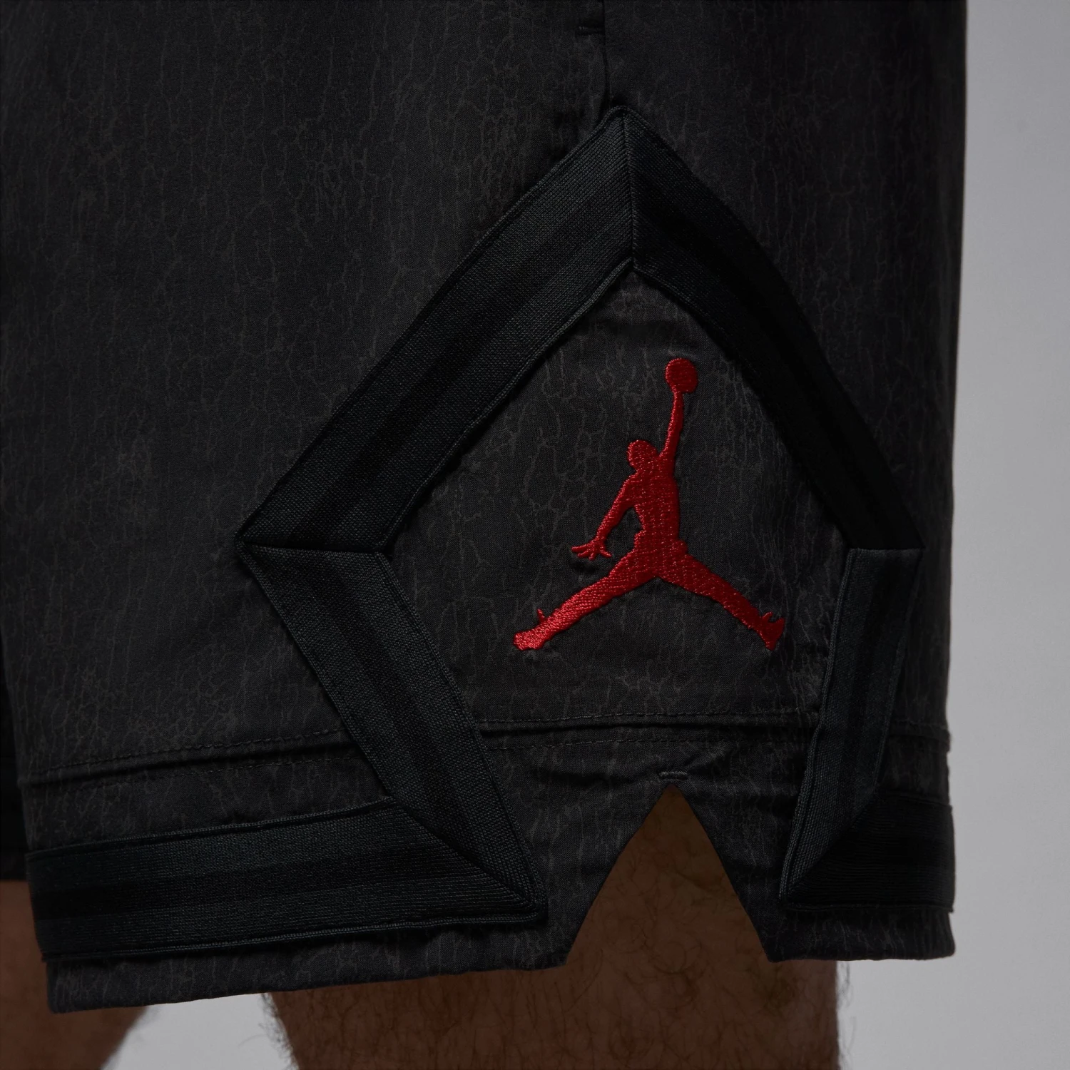 Jordan "Woven Diamond Shorts" M- Off Noir/ Gym Red 2 Jordan "Woven Diamond Shorts" M- Off Noir/ Gym Red - Image 2