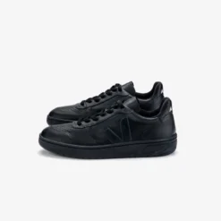 Veja "V-10 Leather" M - Black / Black Sole