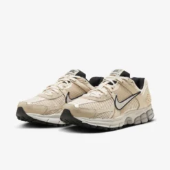 Nike "Vomero 5" W - Pearl White / Chrome / Light Bone -Manorphx Shop Nike 3 4211f2a4 bddd 4b76 b276 987d3e99a3a3