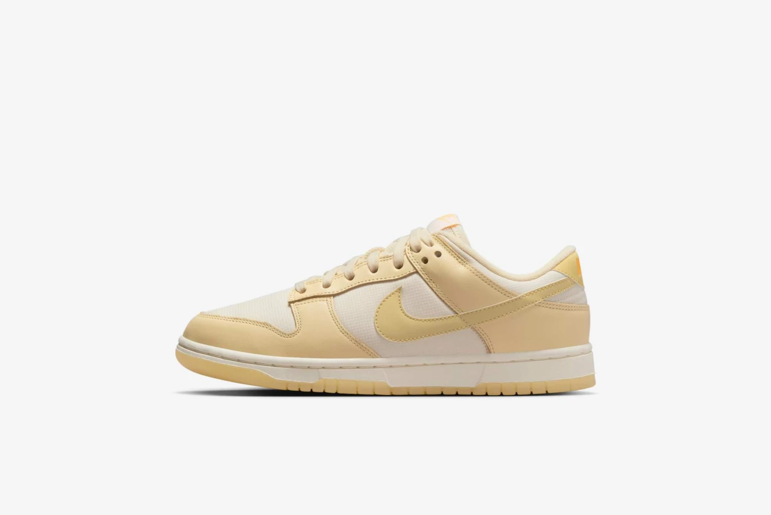 Nike "Dunk Low" W - Muslin / Team Gold / Pale Ivory 1 Nike "Dunk Low" W - Muslin / Team Gold / Pale Ivory