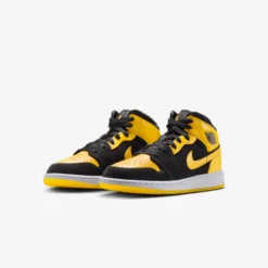 Air Jordan "1 Mid SE" GS - Black / Varsity Maize / White 5 Air Jordan "1 Mid SE" GS - Black / Varsity Maize / White -Manorphx Shop mid